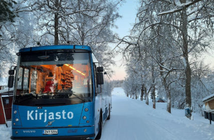 Kangasalan kirjastoauto lumisessa maisemassa.