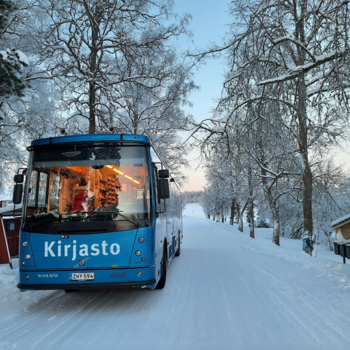 Kangasalan kirjastoauto lumisessa maisemassa.